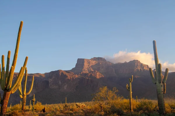 The Superstition Mountains with Cloud — Stock Photo, Image