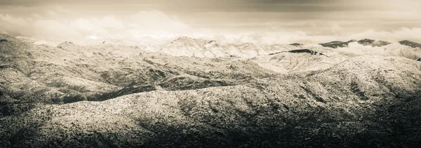 Panorama der schneebedeckten Berge — Stockfoto