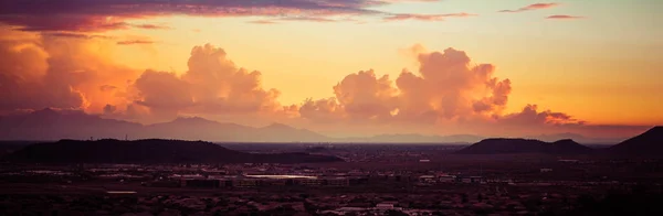 Panorama spectaculaire du coucher du soleil sur le désert — Photo