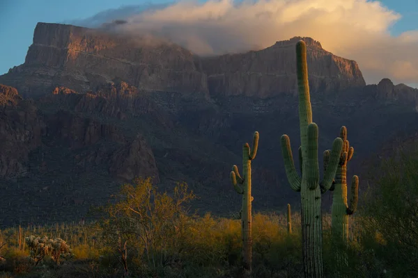 The Superstition Mountains with Cloud — Stock Photo, Image