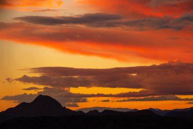 Distant dağ ile renkli bulutlar
