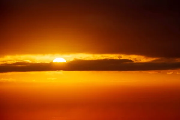 海洋上空升起的太阳 — 图库照片