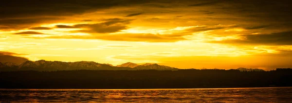 Coucher de soleil brillant sur le Pacifique Nord-Ouest dans des tons jaunes — Photo