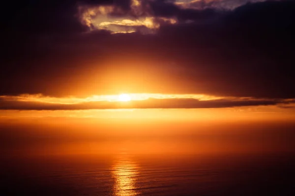 海洋上空升起的太阳 — 图库照片