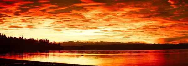 Coucher de soleil brillant sur le Pacifique Nord-Ouest dans les tons rouges — Photo