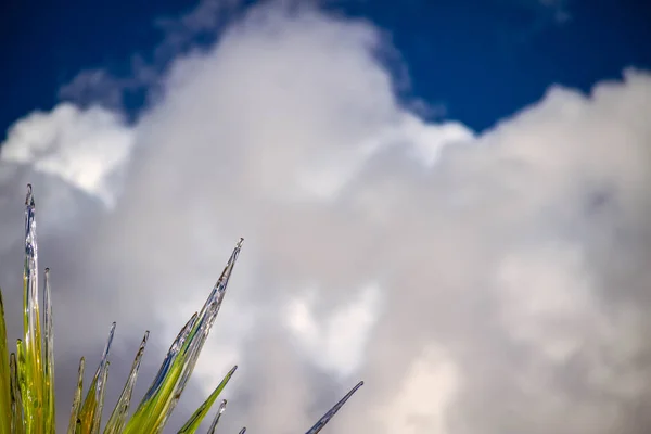 Γυάλινες αιχμές και σύννεφα — Φωτογραφία Αρχείου