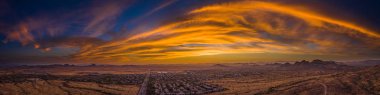 Bir çöl topluluğunun panoramik havadan görünümü