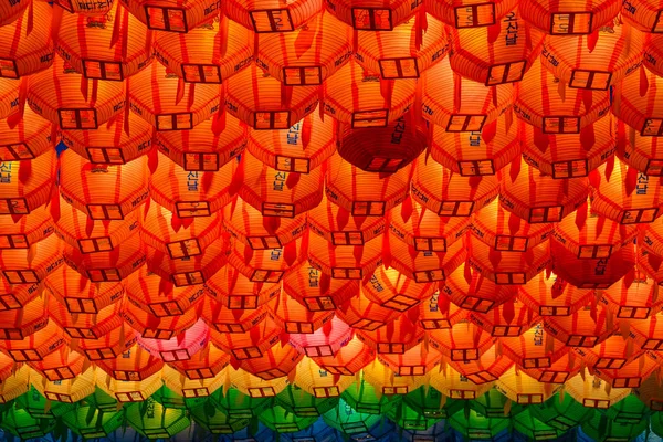 Righe e file di colorate lanterne di loto buddista illuminato — Foto Stock