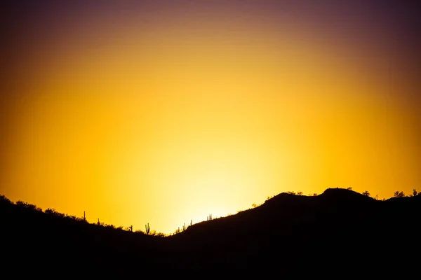 Солнце садится за горой — стоковое фото