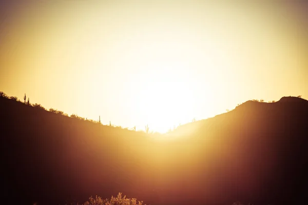 山の後ろの夕日 — ストック写真