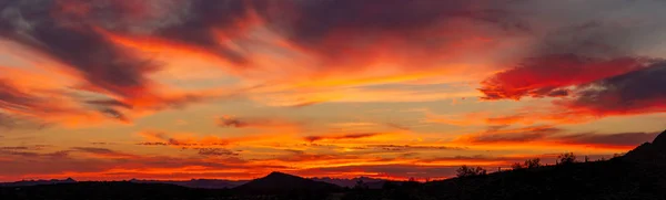 Un coucher de soleil sur une montagne lointaine — Photo