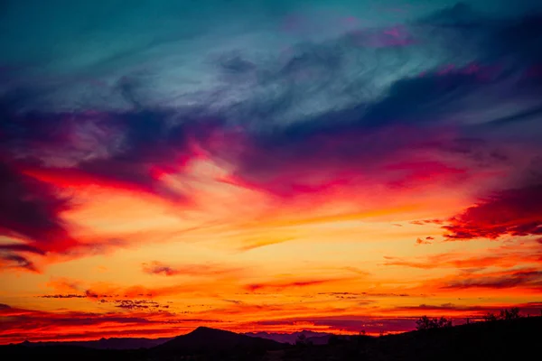 Um pôr-do-sol sobre o deserto de Sonora — Fotografia de Stock