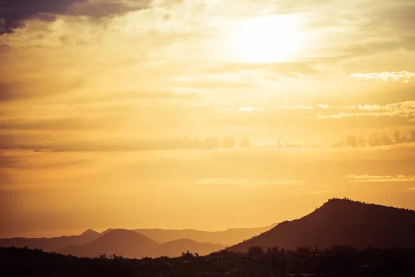 遠い山の夕日 — ストック写真