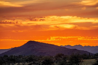 Uzak bir dağda gün batımı