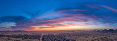 Bir çöl topluluğunun panoramik havadan görünümü