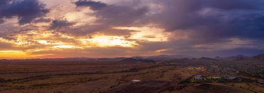 Sonoran Çölü üzerinde dramatik bir gün batımı havadan görüntü