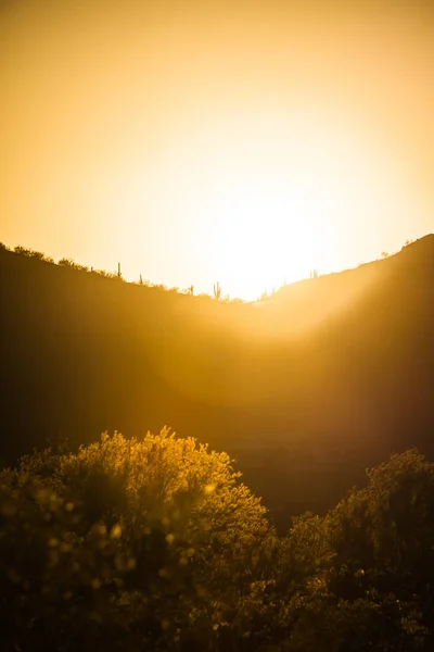 山の後ろの夕日 — ストック写真