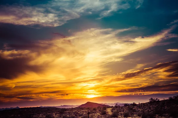 Um pôr-do-sol sobre o deserto de Sonora — Fotografia de Stock