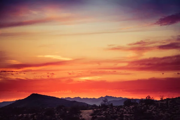 Закат над далекой горой — стоковое фото