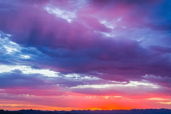 Nubes coloridas al atardecer — Foto de Stock
