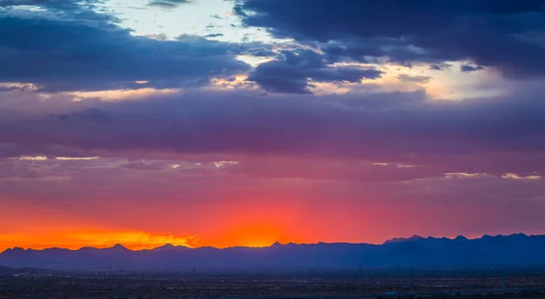 Панорама красочных облаков на закате — стоковое фото