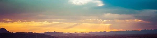 Панорама красочных облаков на закате — стоковое фото