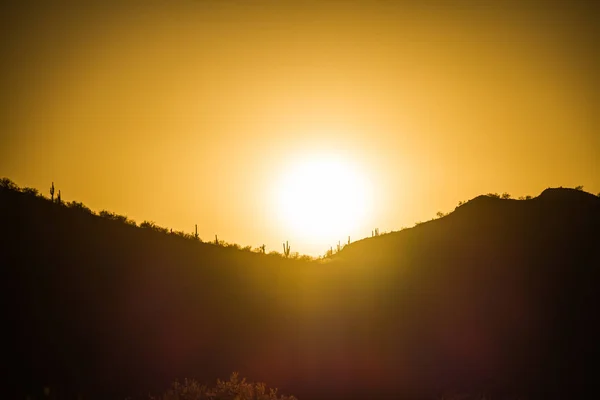 山の後ろの夕日 — ストック写真