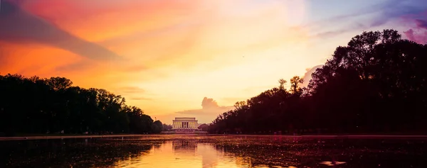 Lincoln Anıtı 'nın akşam panoraması.