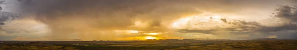 Gün batımında muson bir panorama