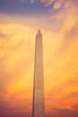 Gün batımında Washington Anıtı