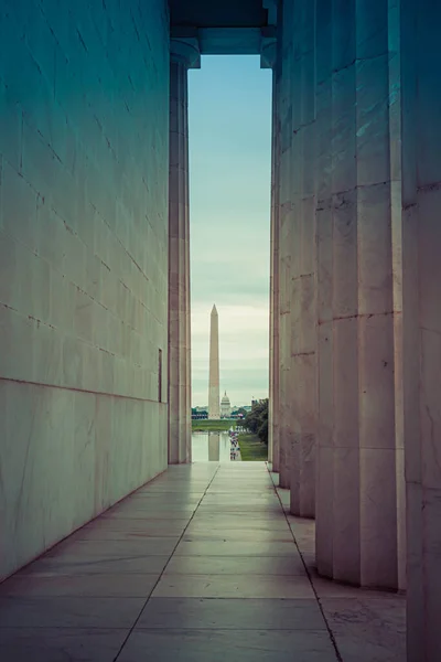 Памятник Вашингтону, установленный вдалеке — стоковое фото