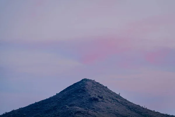 Una Montagna Simmetrica Che Punta Verso Una Nuvola Simmetrica Che — Foto Stock