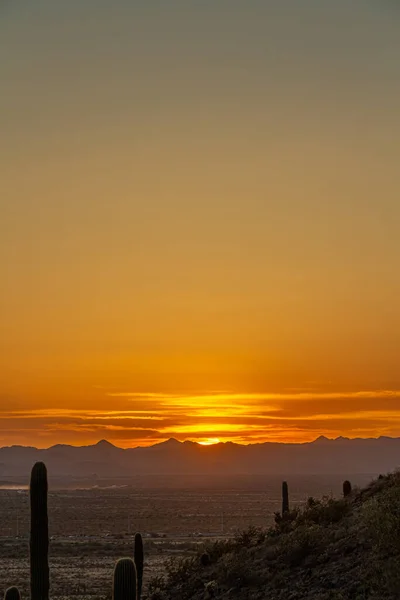 Puesta Sol Sobre Montañas Lejanas Con Resplandor Naranja Cielo Nubes — Foto de Stock