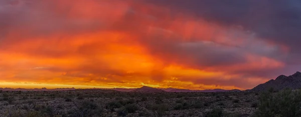 在亚利桑那州的沙漠里 一场戏剧性的多云的落日与群山交相辉映 — 图库照片