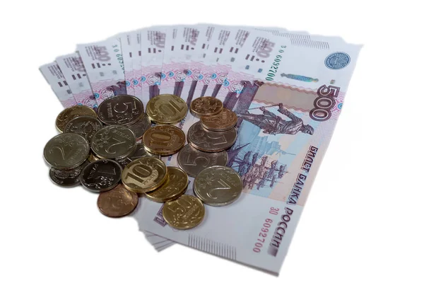 ruble sikkeler 500 ruble banknotlar fan bir arka plana dayanır