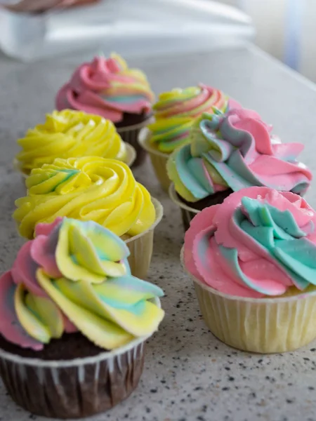 renkli krem, el yapımı kekler masanın üzerine çikolata ve limon cupcakes