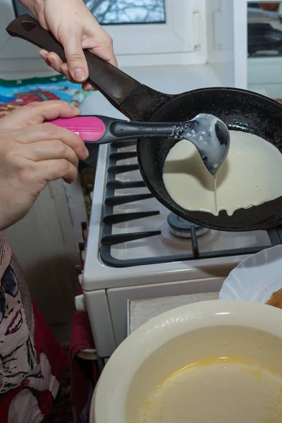 Tésztát Terjed Egy Serpenyőben Sütés Palacsintát Kezében Egy Idős Asszony — Stock Fotó