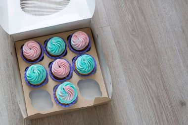 bir kutu masanın üzerine iki boş alanı yalanlarla cupcakes