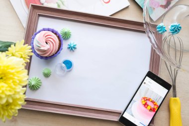 Kağıt beyaz bir levha ile çerçeve yatıyor nesneleri etrafında yalan ağartılmış tablo meşe, Tarih: mutfak ölçekler, sarı çiçek, kırbaçlanan, telefon için çırpma teli