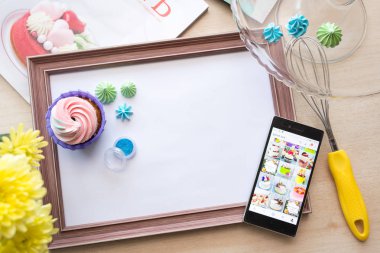 Kağıt beyaz bir levha ile çerçeve yatıyor nesneleri etrafında yalan ağartılmış tablo meşe, Tarih: mutfak ölçekler, sarı çiçek, kırbaçlanan, telefon için çırpma teli