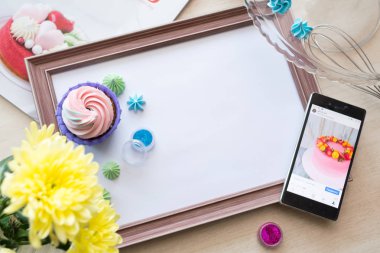 Kağıt beyaz bir levha ile çerçeve yatıyor nesneleri etrafında yalan ağartılmış tablo meşe, Tarih: mutfak ölçekler, sarı çiçek, kırbaçlanan, telefon için çırpma teli