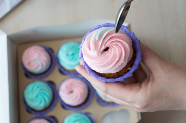 Cupcake cupcakes, flatlay bir kutu arka plan üzerine bir kaşık elinde