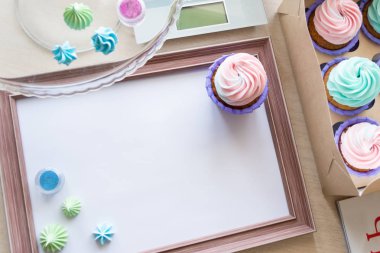 beze ve cupcake çok renkli krem, mutfak terazisi, dergi etrafında beyaz levha ile ahşap çerçeve