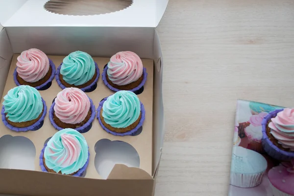 bir kutu masanın üzerine iki boş alanı yalanlarla cupcakes