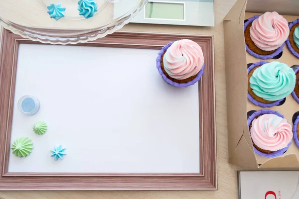 beze ve cupcake çok renkli krem, mutfak terazisi, dergi etrafında beyaz levha ile ahşap çerçeve