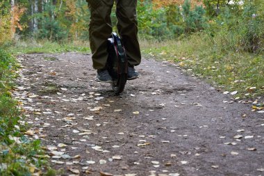 Adam bir monocycle üzerinde iz aşağı sürmek. tek tekerlekli bisikleti kapatın.