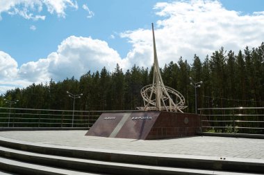Stella, Yekaterinburg yakınlarında Avrupa ve Asya arasındaki Sınırda