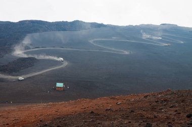 Arabalar toz bir yol üzerinde bırakın. Etna Yanardağı. Sicilya, İtalya