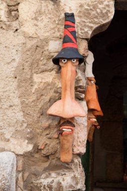 Ahşap büyük bir burnu olan bir adamın yüzüne oyulmuş. İtalya sokakta duvar dekor. 