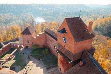 Letonya Turaida Castle kuleden Sigulda görünümünde. Sonbahar
